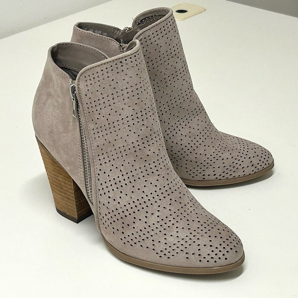 Women’s 8 M Carlos Santana Hacey Heeled Perforated Microfiber Booties